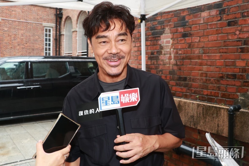 戲中的跳橋鏡頭,由替身為劉青雲代勞完成。
