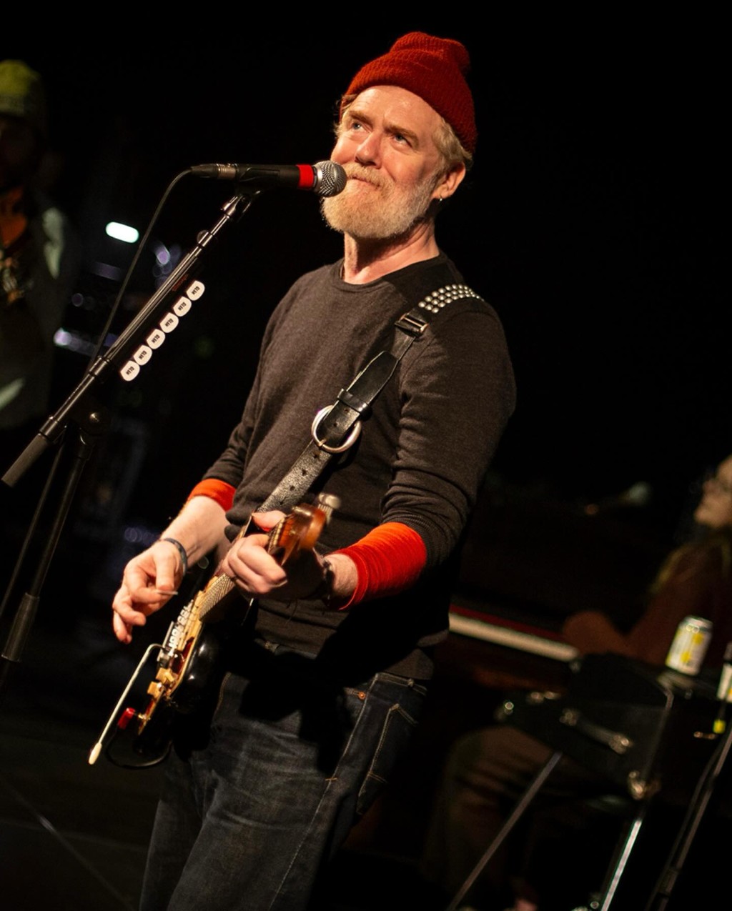 Glen Hansard 於1990年創立搖滾樂隊 The Frames 並擔任主唱。