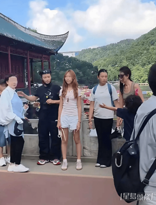 蔡少芬一家早前到內地遊玩時，被網民偶遇。