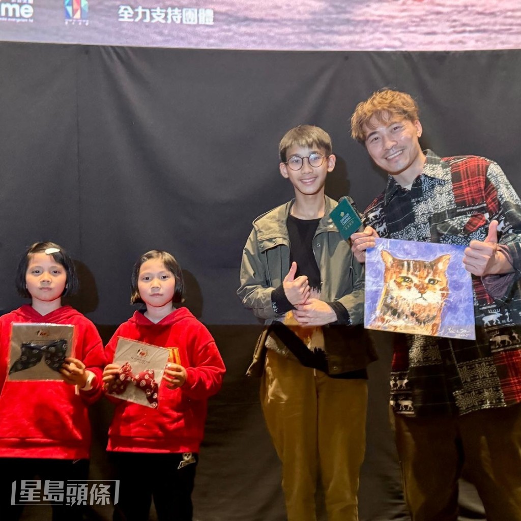黃劍文收到小朋友送的得獎畫作,深受感動。