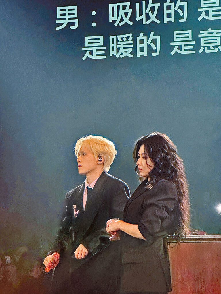 張柏芝、李昊攜手合唱《江湖再見》。