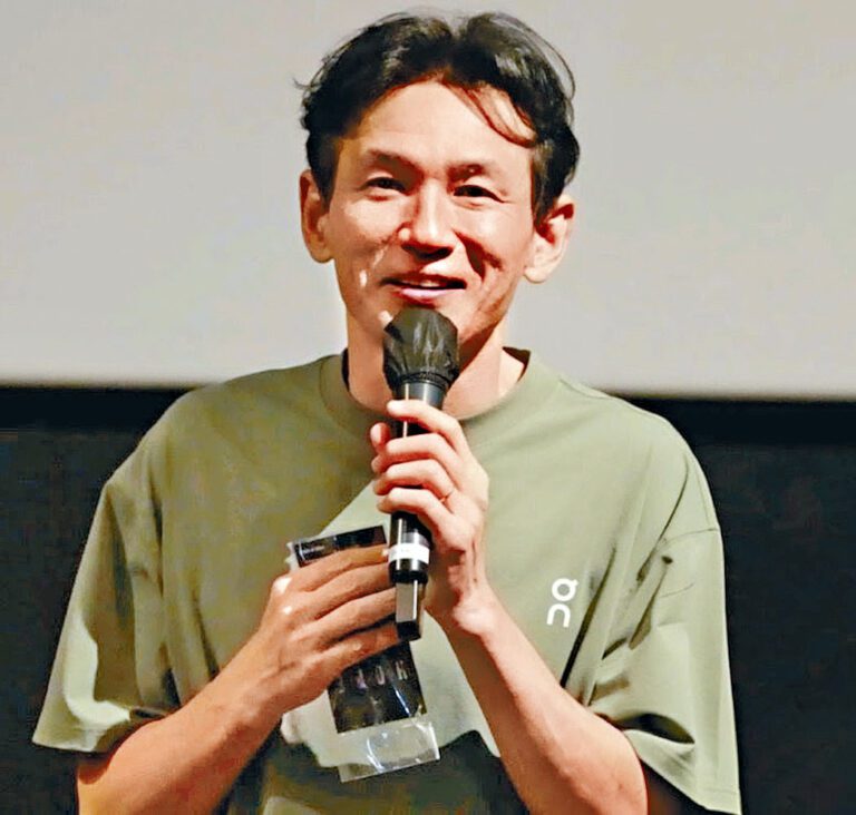 惹來出軌風波的黃晸珉前日出席《HOPE：逆襲希望港》謝票活動時，大晒婚戒。