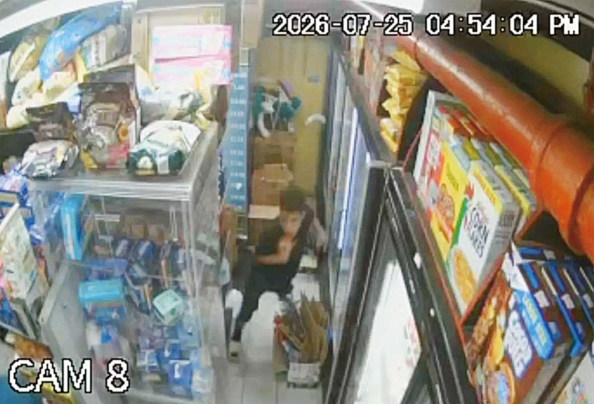 弗雷特斯在雜貨店購買彈球後走出店外，不幸捲入一場街頭槍戰。 美國雜貨店聯合會