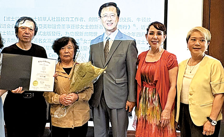 (左起)潘潔父母、李照原、王仲麗、謝樂兒在研討會合影。 李強攝