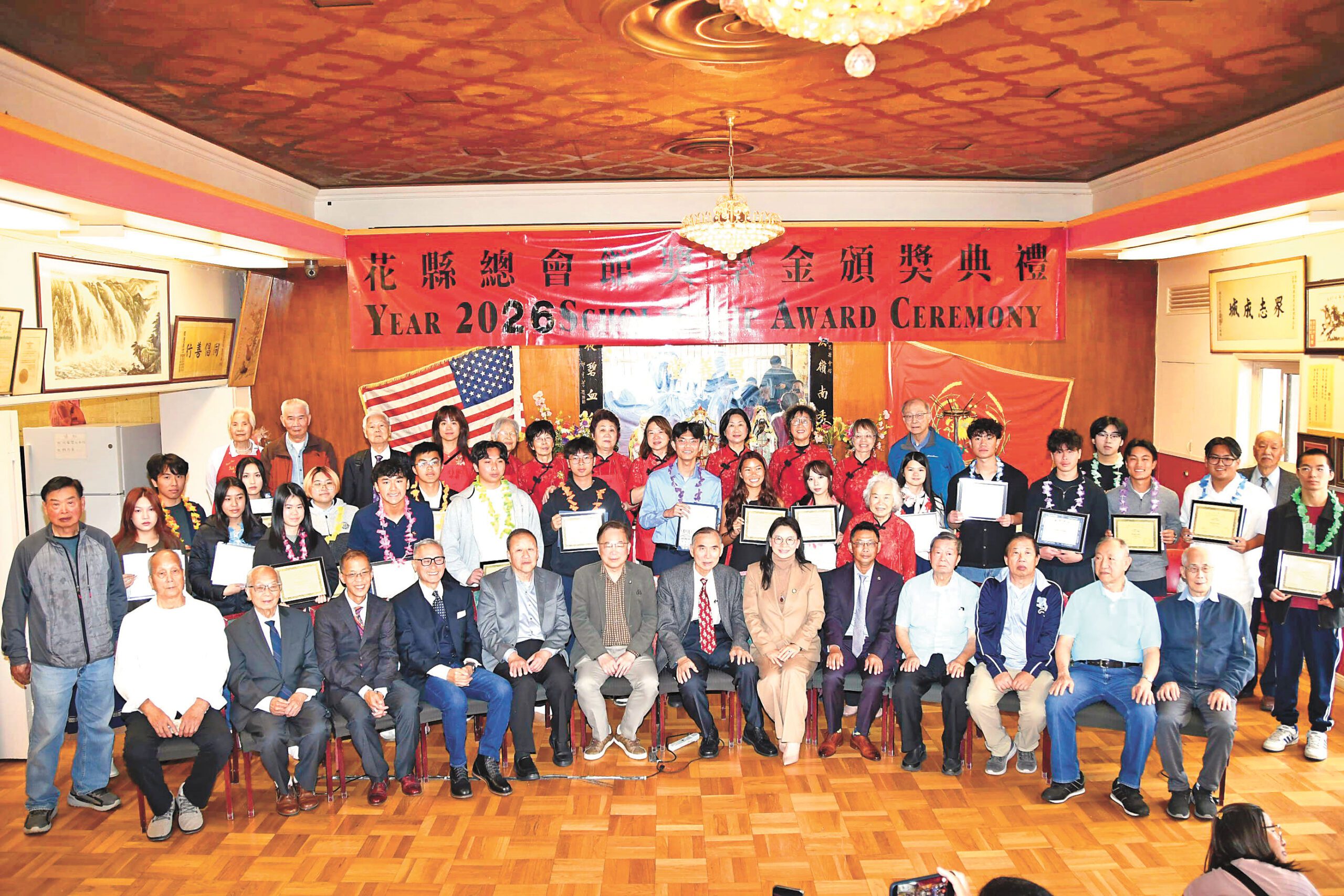 市參事陳小焱、元老、顧問、主席、職員與獲獎學生大合照。譚國亮攝
