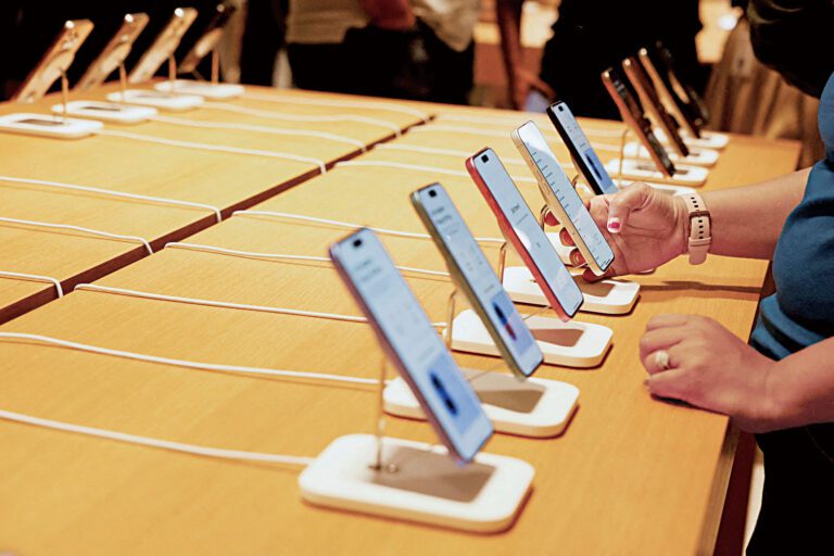 市場普遍預計蘋果今年晚些時候上調iPhone售價。路透社資料圖片