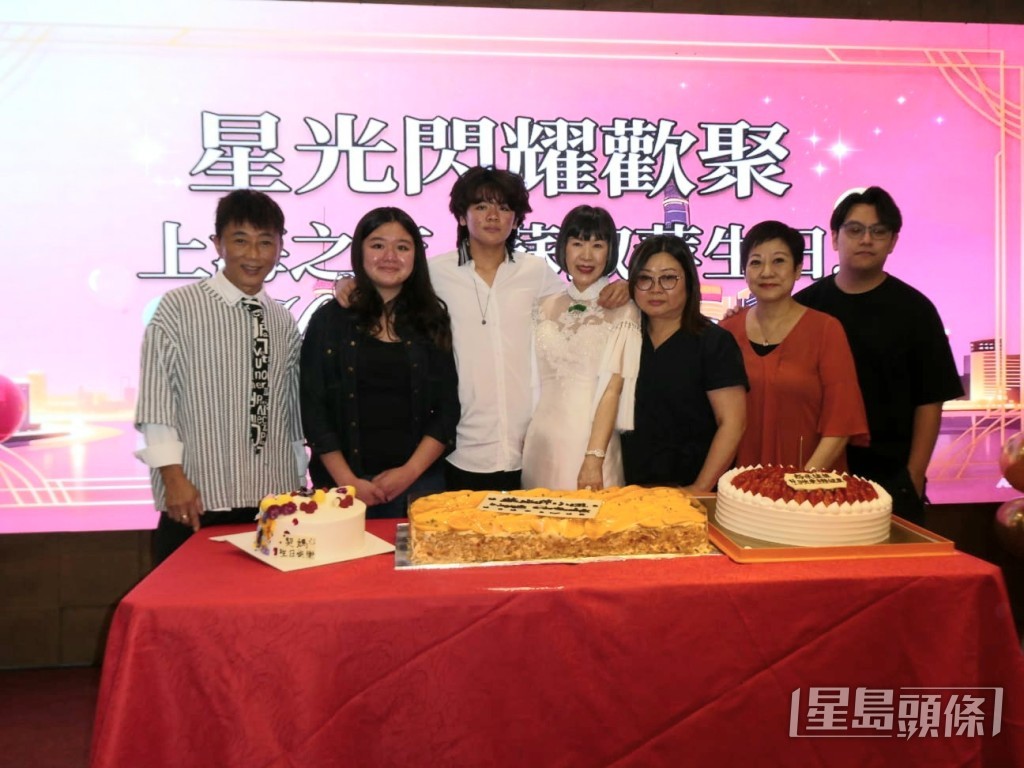 蘇淑萍在孫仔和孫女的陪伴下切生日蛋糕。