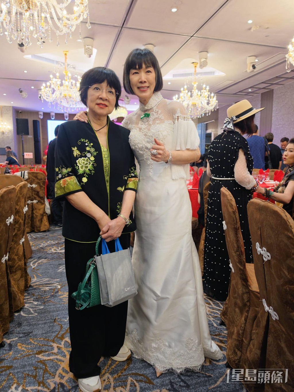 古天樂母親(左)與壽星女蘇淑萍開心合照。