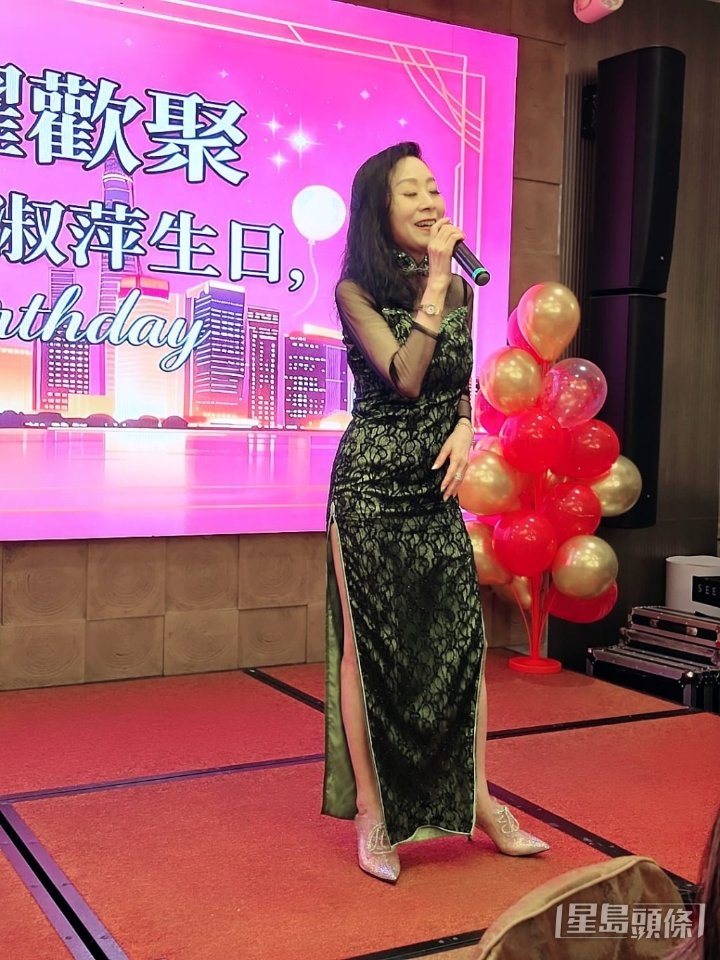 魏秋樺在宴會上獻唱助慶。
