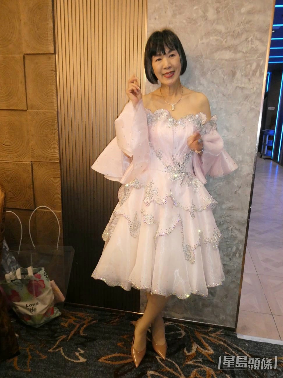 壽星女蘇淑萍悉心打扮,並換上第二套漂亮衣服。