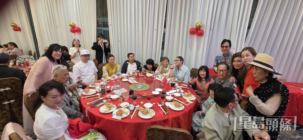 冬嬸、佘詩曼媽媽、姚正菁、商界猛人Sam哥、三姐、劉家豪夫婦等好友到場賀壽。