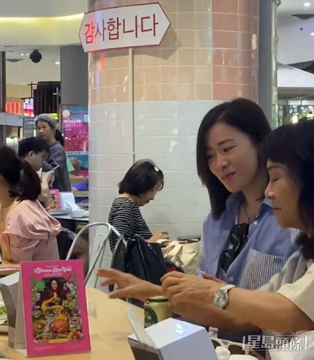 佘詩曼與母親在美食廣場貼地用餐。