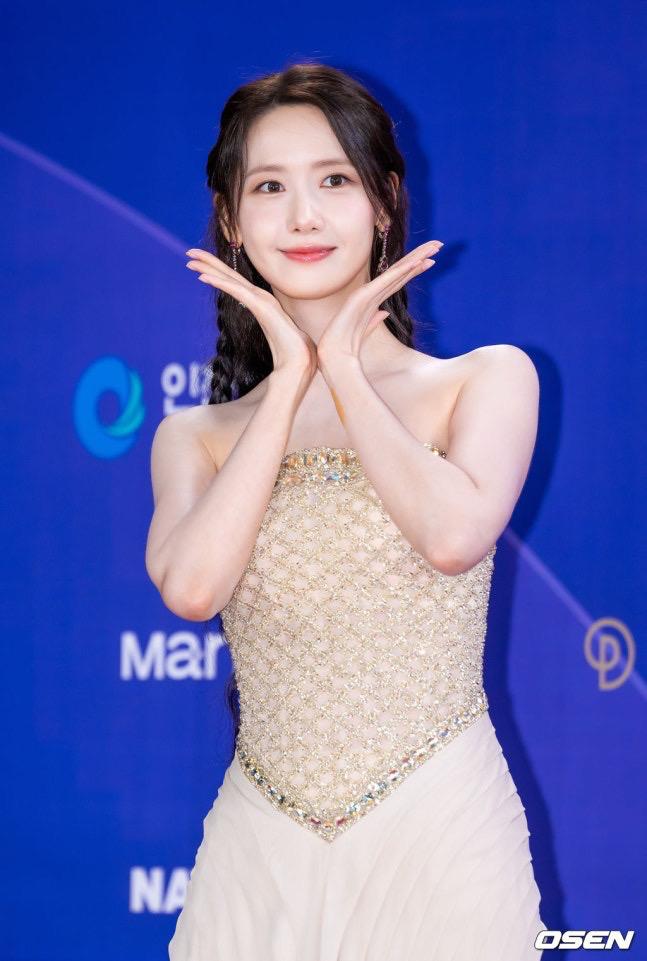 潤娥身穿金色晚裝亮相,展現女神風采。