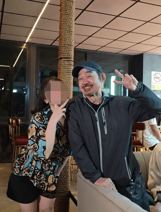 元華近日在度假村內與粉絲合照,擺出V字手勢,展現活力。