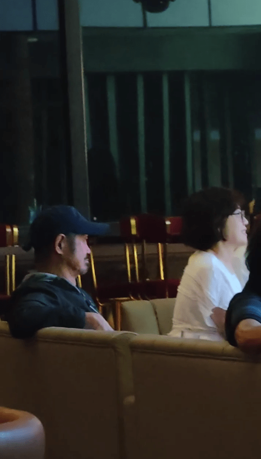 元華與太太Evina在酒吧享受二人世界,靜靜欣賞現場音樂。