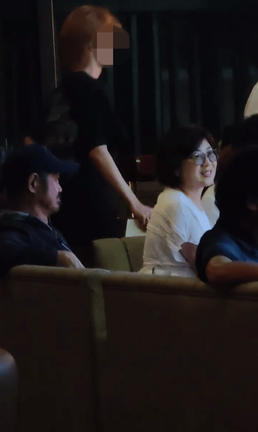 Evina露出甜美笑容,元華在旁溫柔看著,氣氛溫馨。