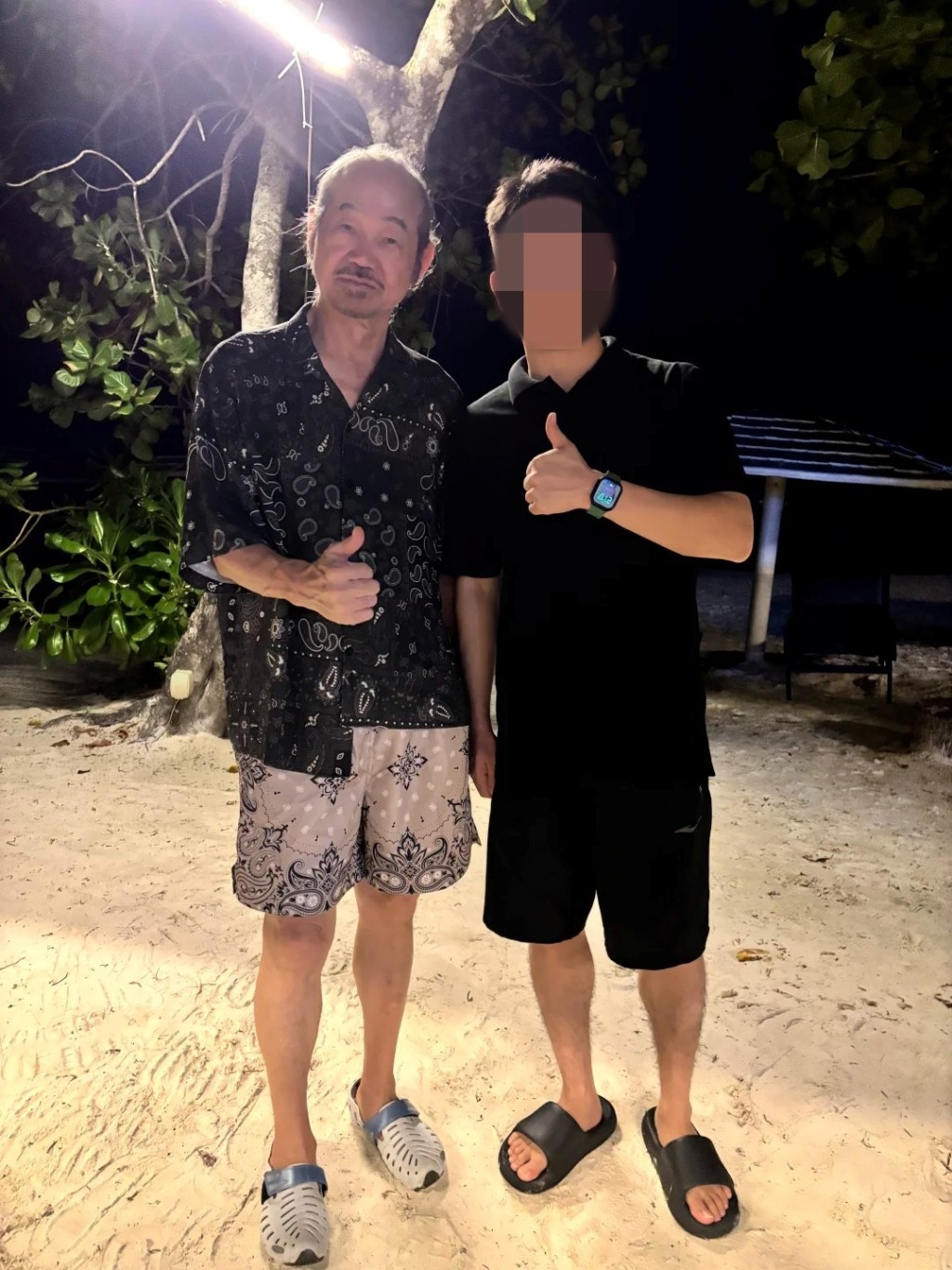 現身馬來西亞浪中島的元華,一身度假裝扮,與男粉絲豎起拇指合照,十分親民。