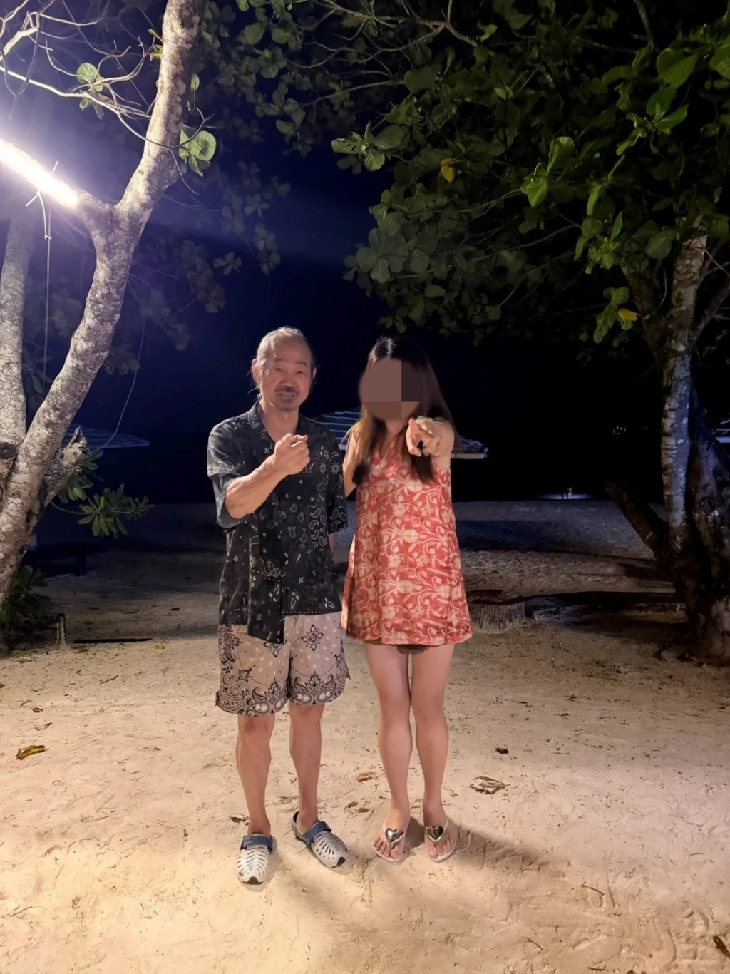 對於粉絲的合照請求,元華來者不拒,笑容滿面,毫無明星架子。