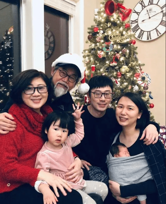 在銀行工作的兒子已育有兩名孩子。