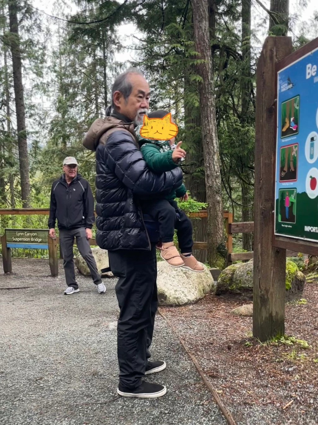 元華在加拿大抱著孫子行山,已為人祖父的他依然身體壯健。