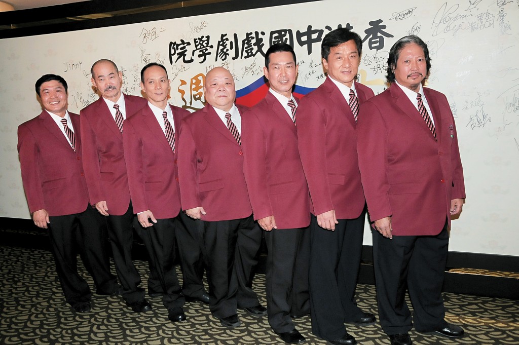 「七小福」於2009年舉行50周年展覽及晚宴,成員齊聚一堂。(左起)元彬、元華、元德、元庭、元彪、成龍、洪金寶。