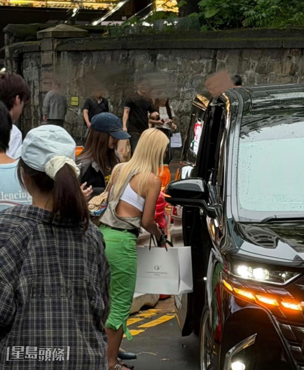 LISA近日在尖沙咀海防道被發現上車，同行者包括一名金髮女性友人。