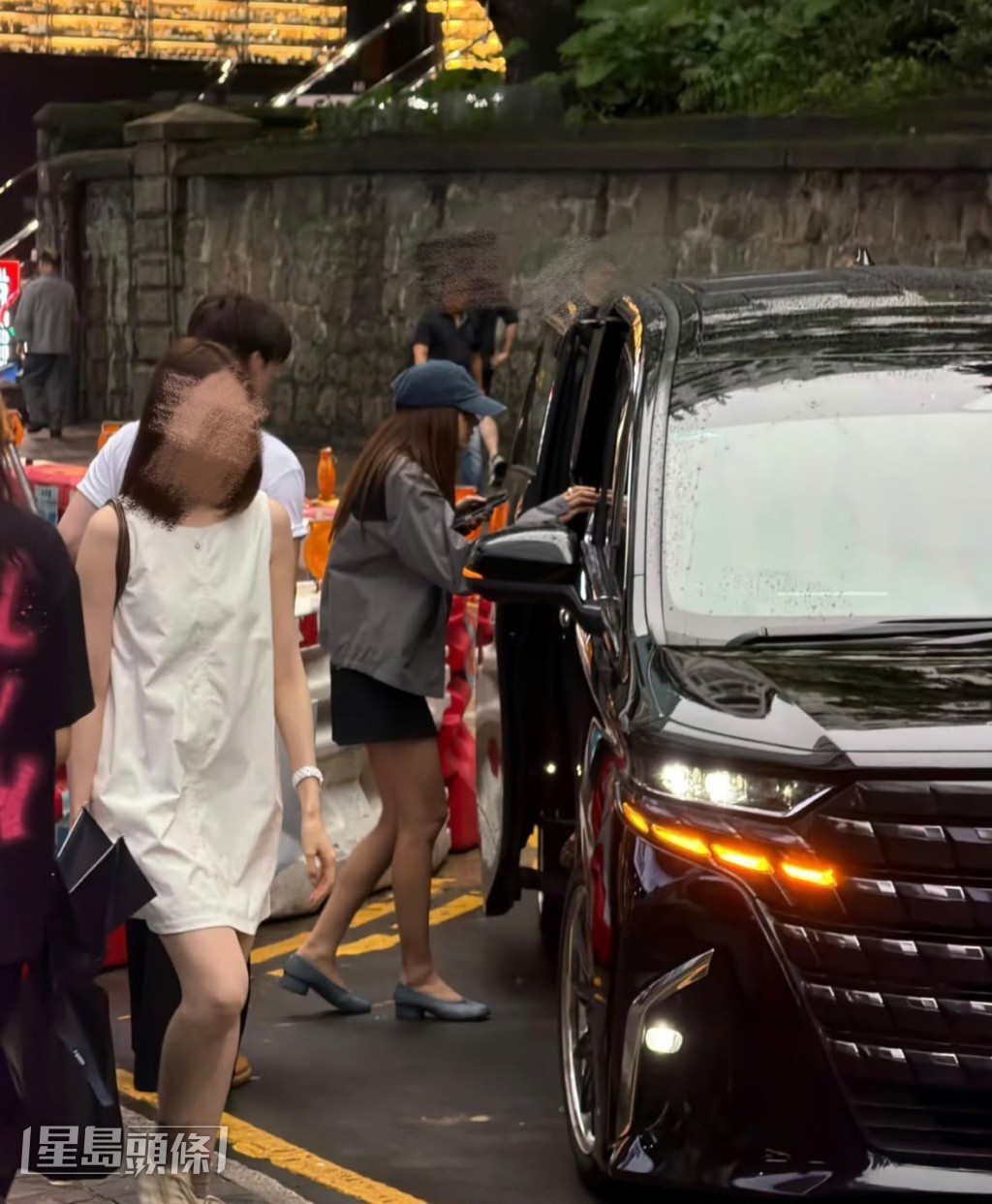 網民是憑藉LISA腳上穿著的特色分趾鞋，成功認出偶像。