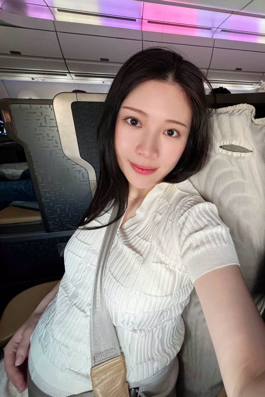 懷孕期間,鄭家純於7月初曾到歐洲旅遊17天。
