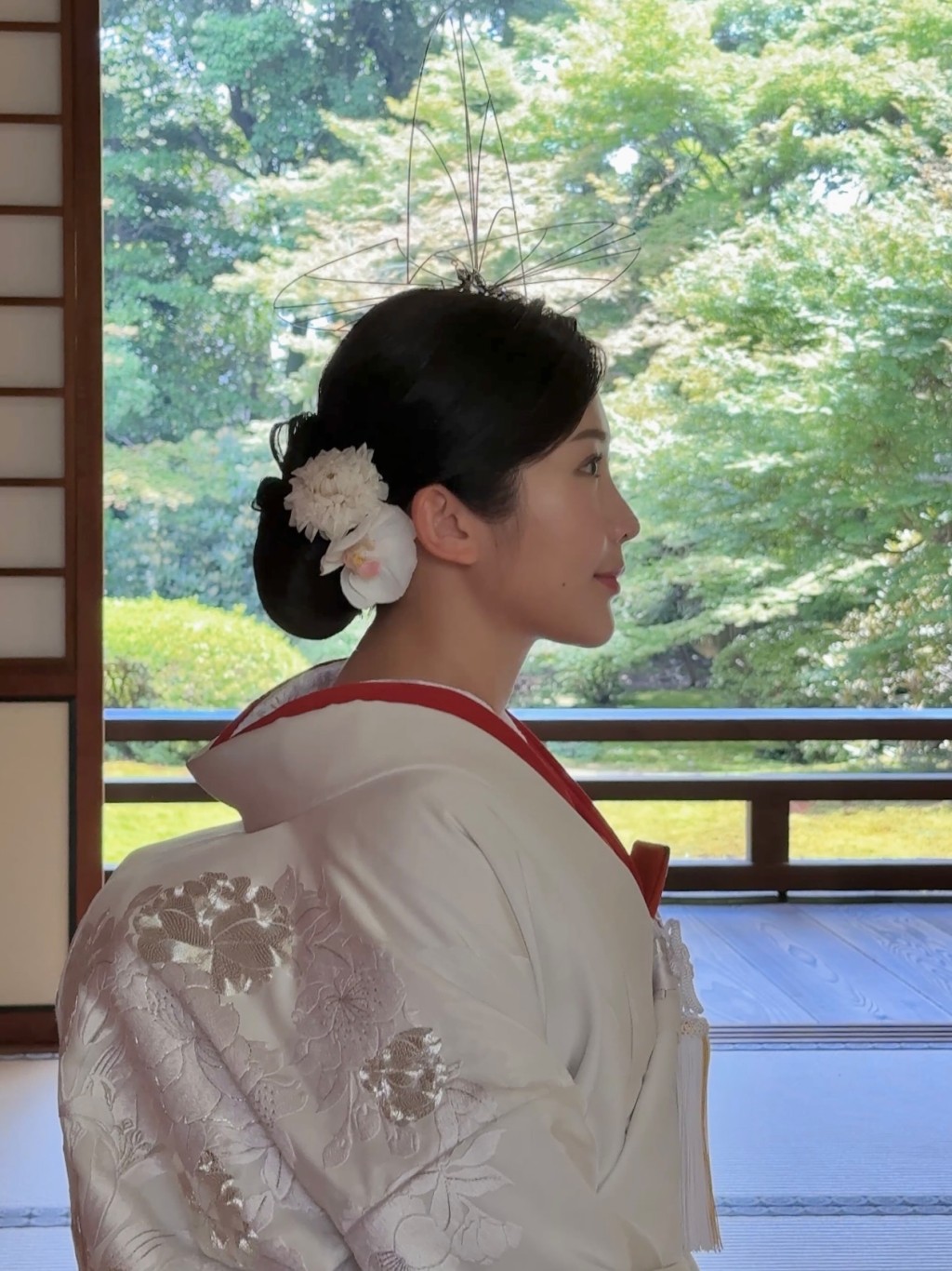 她的婚禮以日本傳統形式進行。