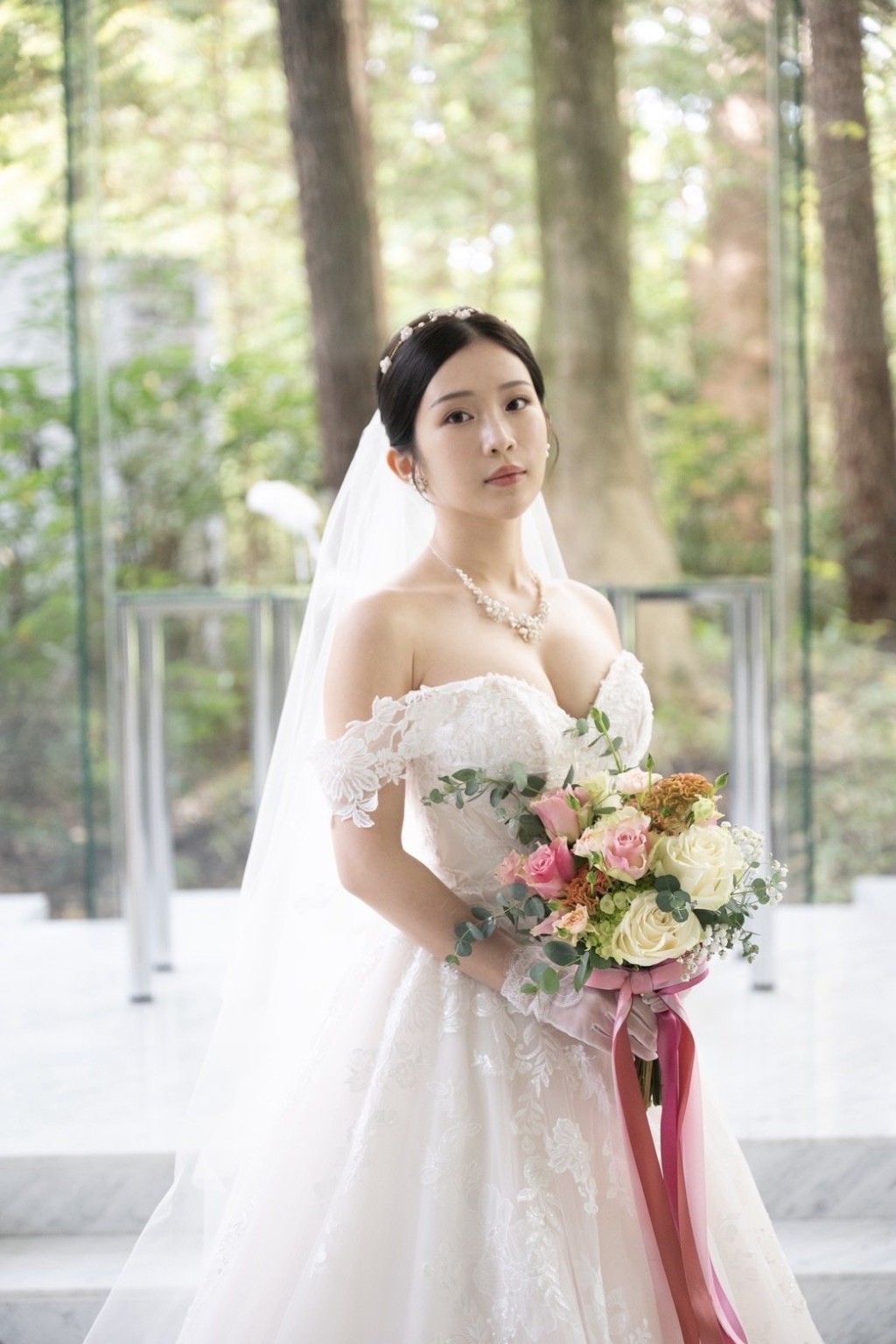 鄭家純穿上婚紗,展現幸福新娘模樣。