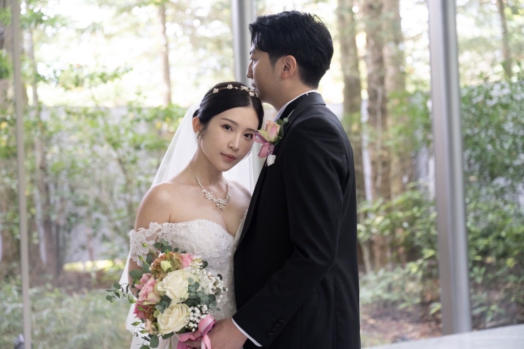 鄭家純去年在日本補辦了婚禮。