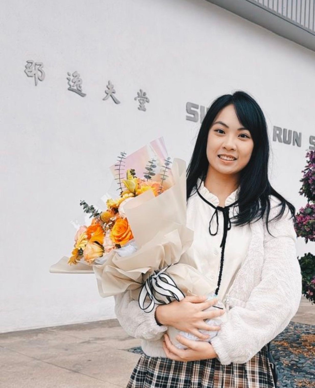 伍仲衡曾在生日會上開心宣布簽下歌唱比賽冠軍洪心怡。