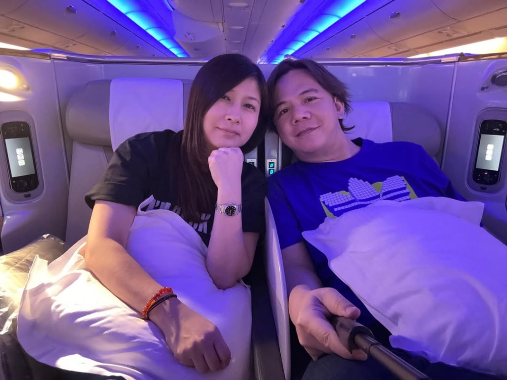 伍仲衡與妻子合作開公司,近年簽下了女新人洪心怡。