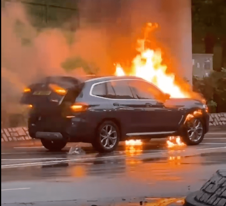 大圍私家車天橋底起火 司機及時逃生無人傷