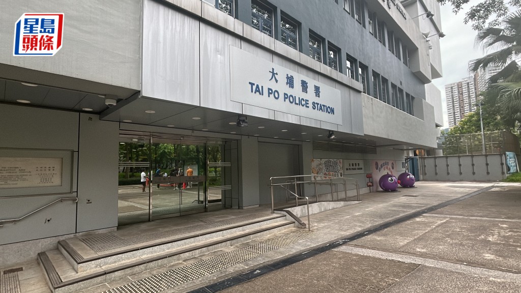 大埔的士失控撞壆 一家三口受傷 司機涉停牌期間駕駛被捕