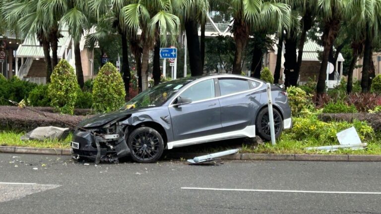 大角咀Tesla失控撞花槽 再遭貨車擦撞無人傷