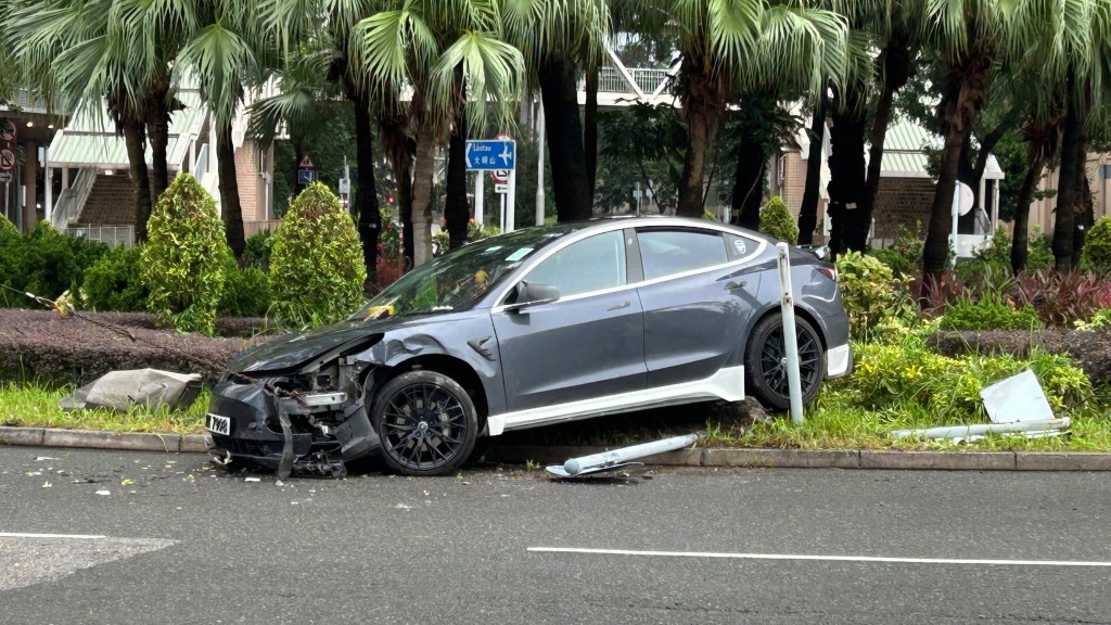 大角咀Tesla失控撞花槽 再遭貨車擦撞無人傷