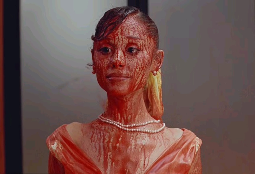 劇情發展至Ariana 在面試室展開行動，臉上佈滿血跡。