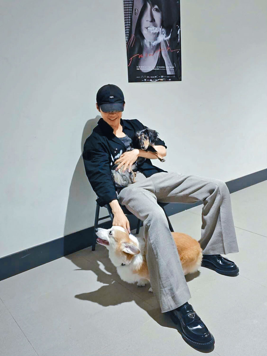Ian前晚的驚喜嘉賓是他的愛犬雞脾和芝麻。