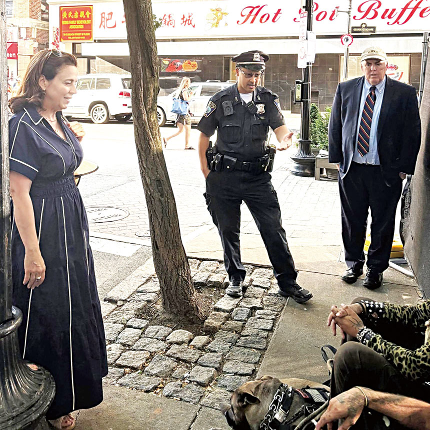 （右起）費連議員、警員等人同二位唐人街的無家可歸者溝通。 費連提供