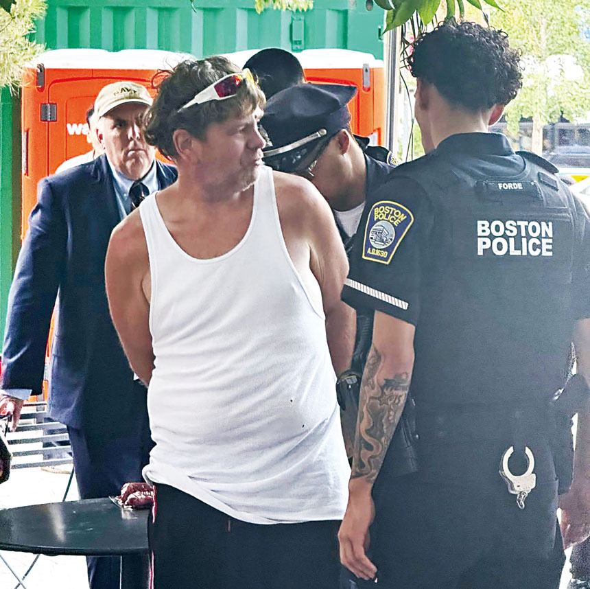 在逃通緝犯在會議現場被警方逮捕。