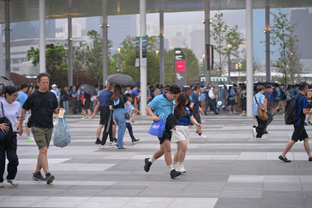 香港足球盛會揭幕 曼城國米雨中對決 海外球迷專程來港觀戰