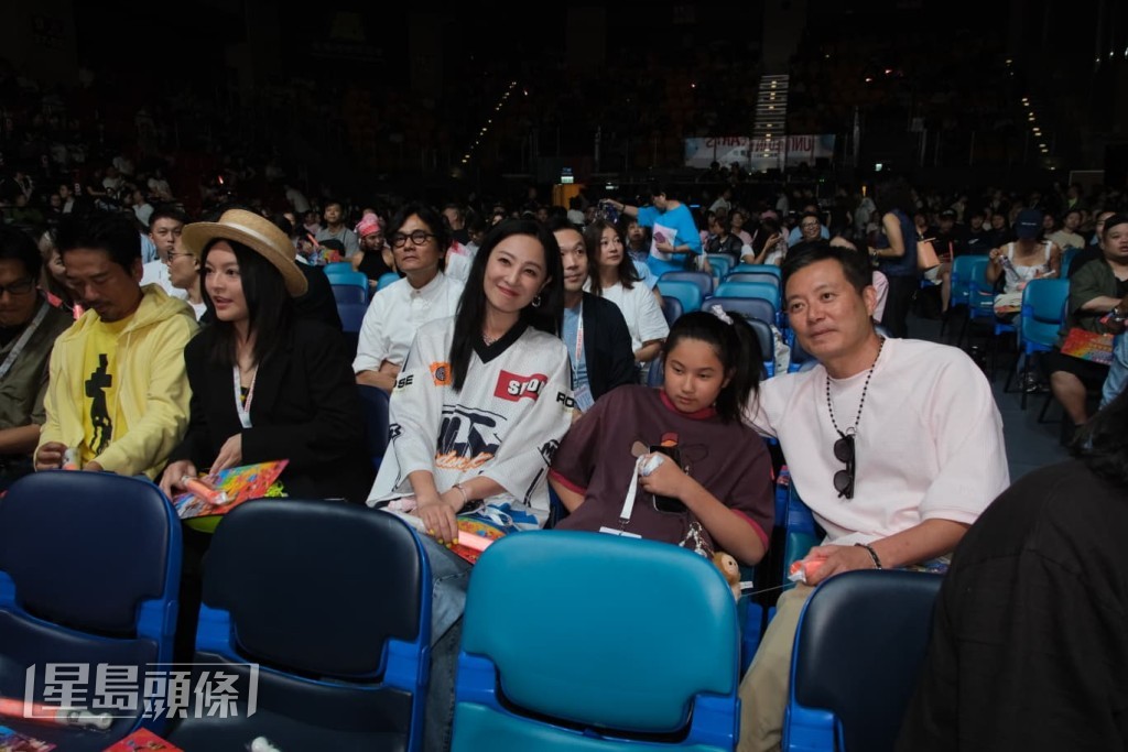 鄭希怡與丈夫現身演唱會。