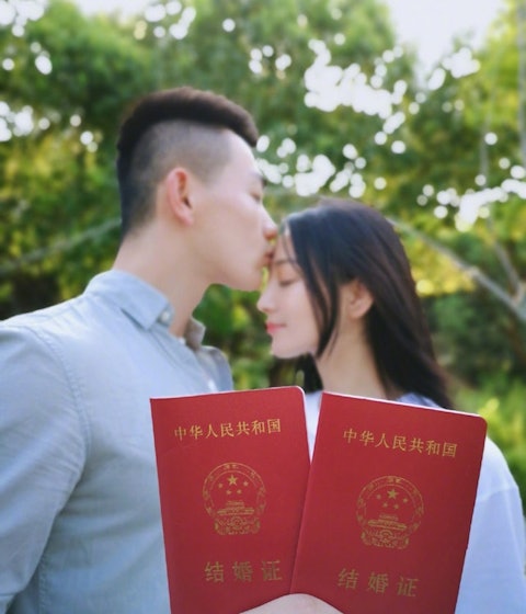 2018年,張馨予在微博公開結婚證,宣布與軍官何捷結婚的喜訊。
