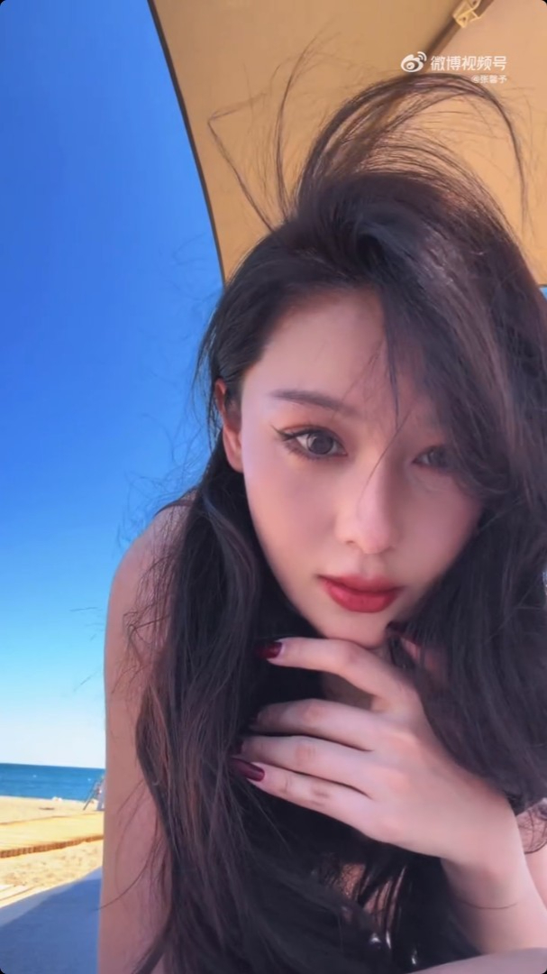 近鏡大頭照中,精緻的妝容突顯了她的嫵媚女人味。