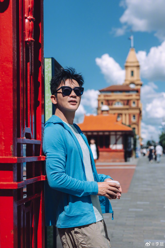張馨予與吳卓羲分手後,便與內地男星李晨相戀。
