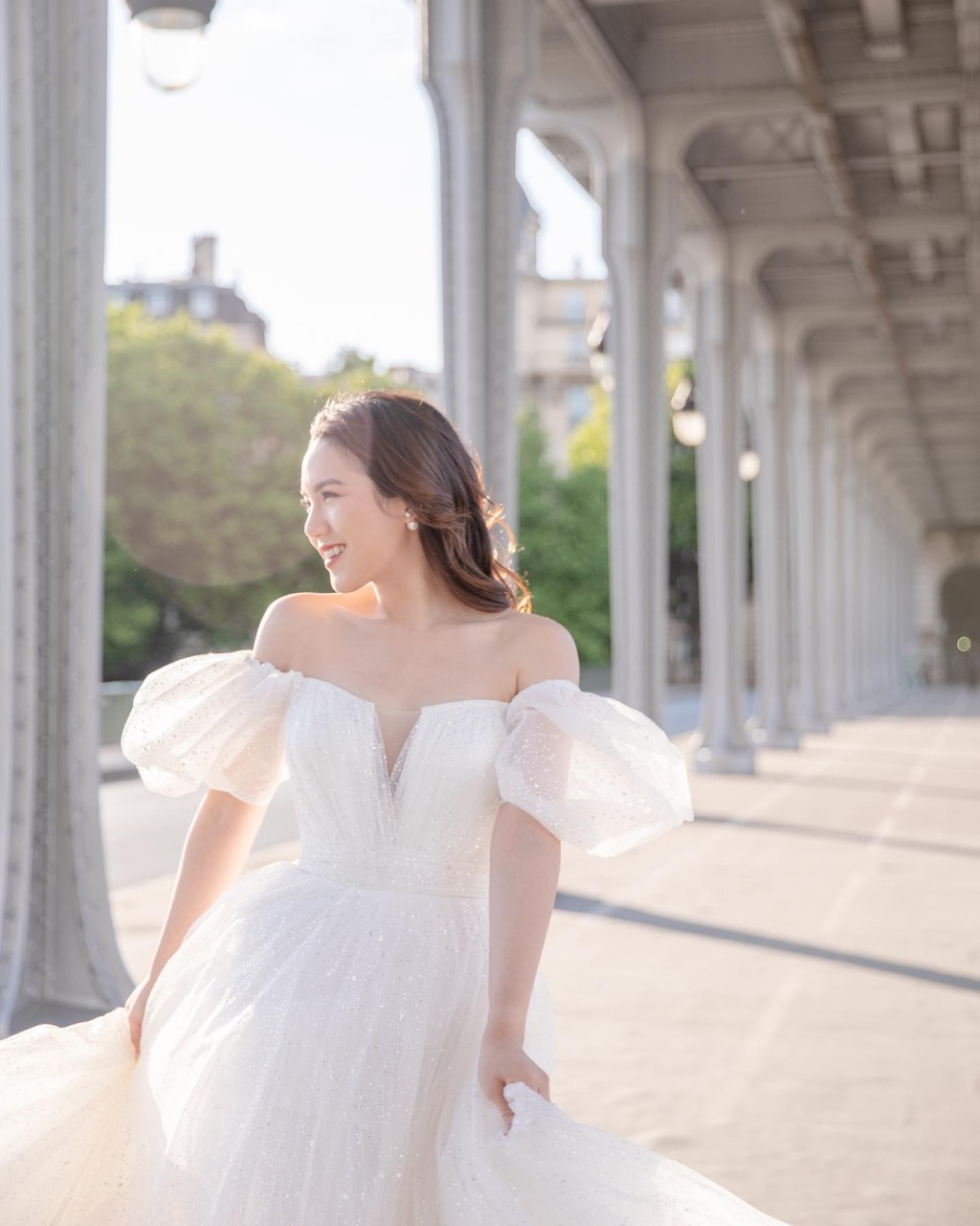 鄺美璇結婚時曾拍攝多輯婚紗照。