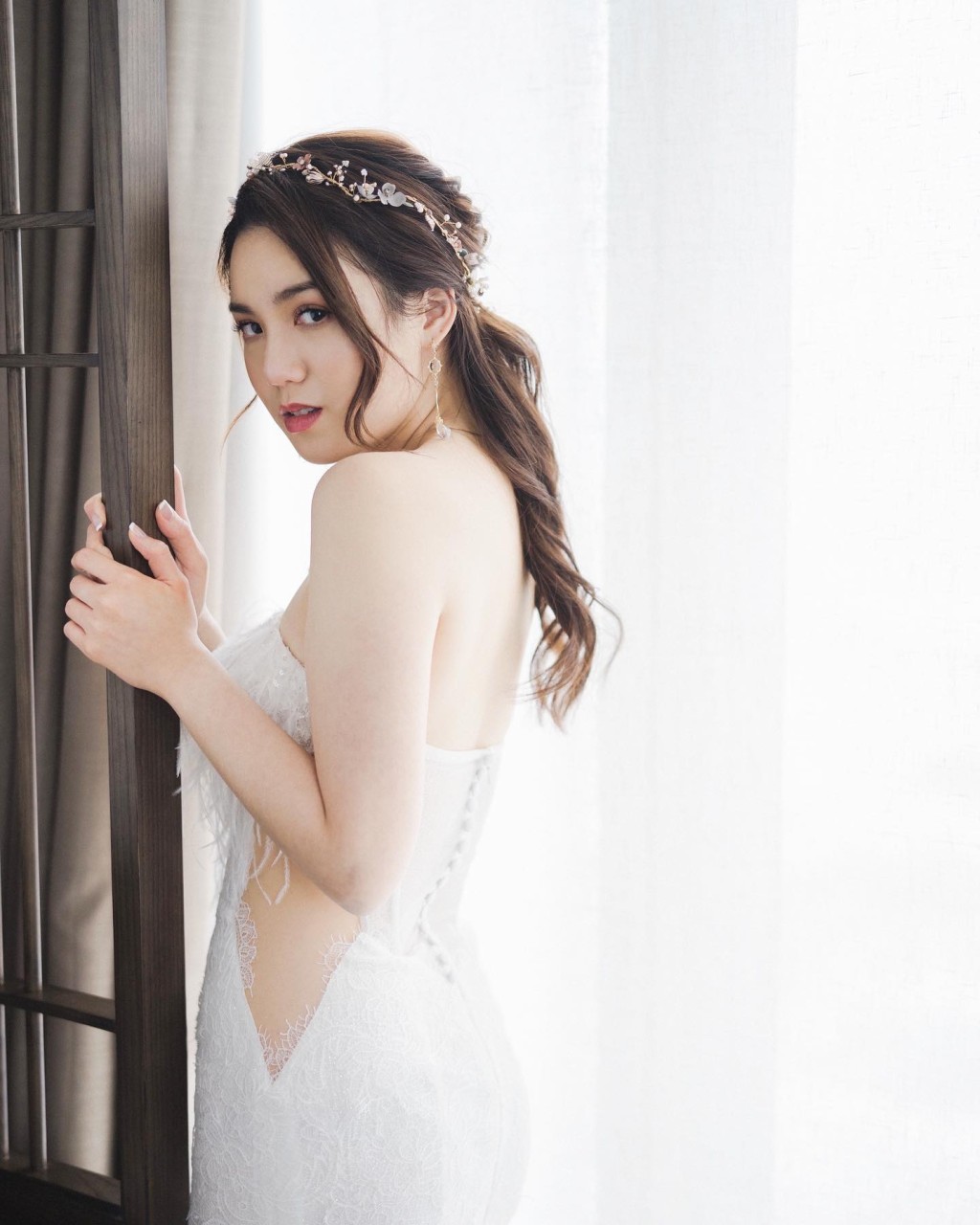 鄺美璇挑選的婚紗款式頗為性感。