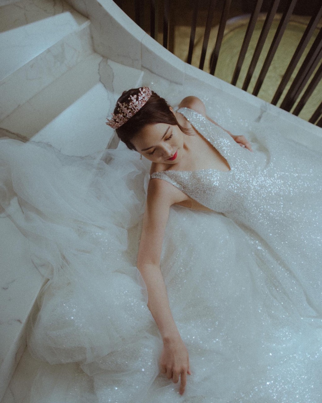 鄺美璇打扮高貴，氣質宛如女王。