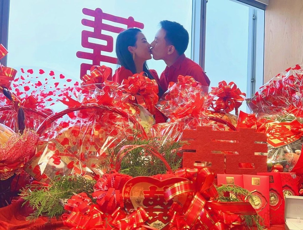 鄺美璇曾分享過訂婚禮品的照片。